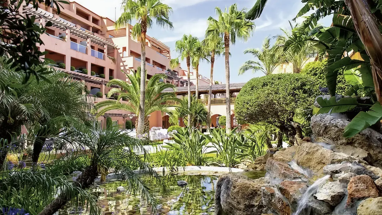 Ogród z roślinnością i wodospadem w Elba Estepona Gran Hotel Thalasso & Spa