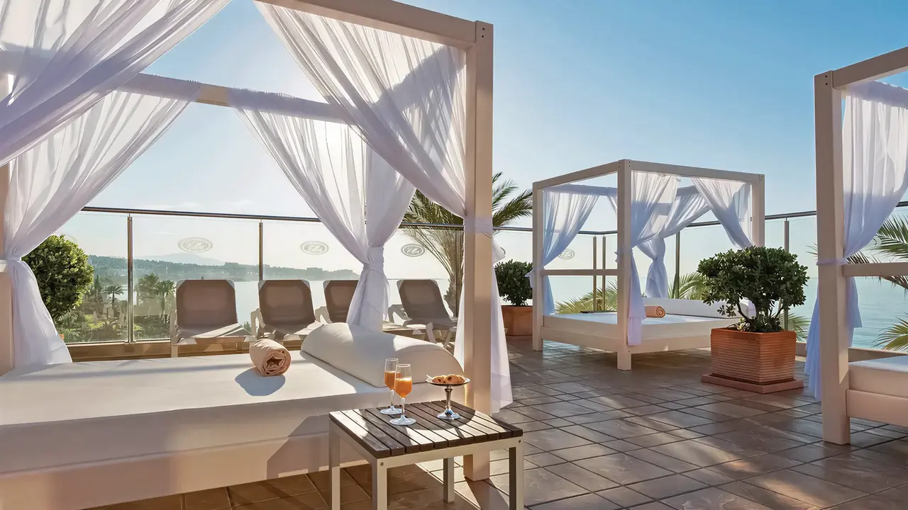 Luksusowe łóżka plażowe na tarasie w Elba Estepona Gran Hotel Thalasso & Spa