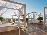 Luksusowe łóżka plażowe na tarasie w Elba Estepona Gran Hotel Thalasso & Spa