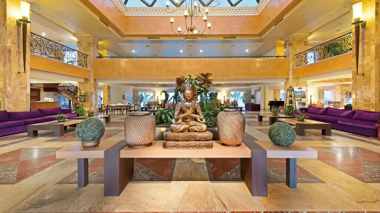 Eleganckie wnętrze lobby w Elba Estepona Gran Hotel Thalasso & Spa