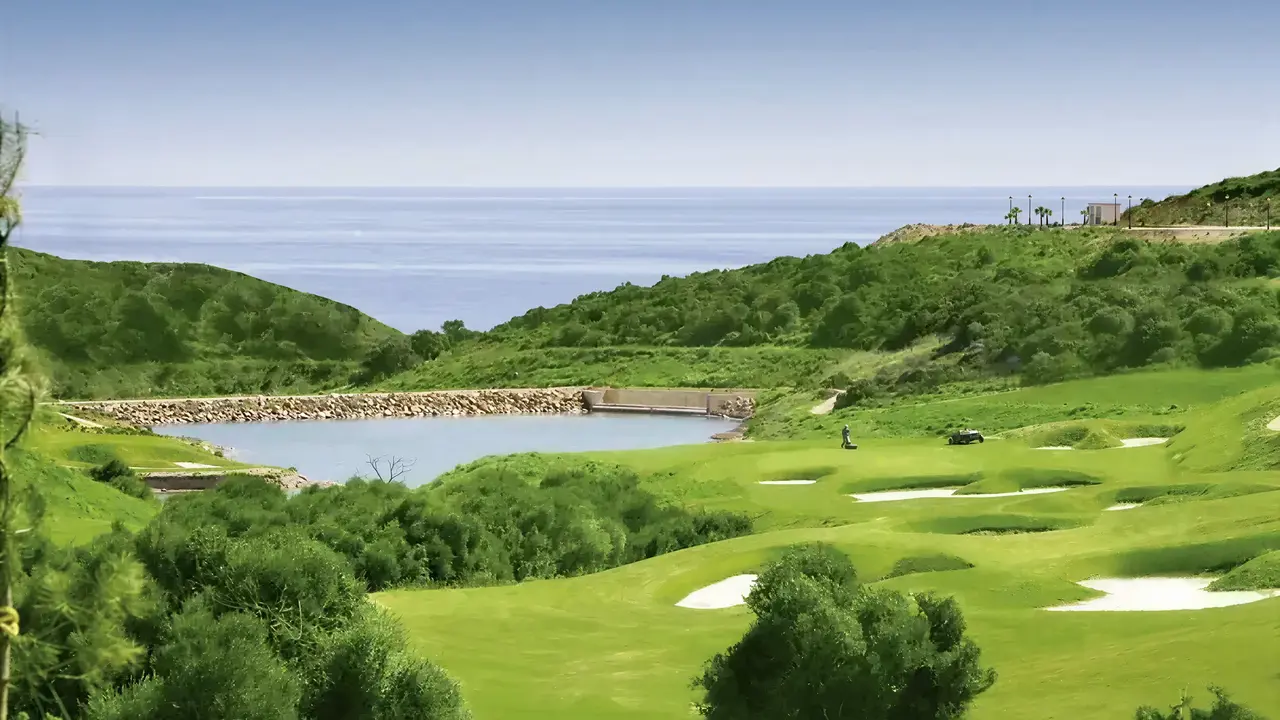 Pole golfowe w Elba Estepona Gran Hotel Thalasso & Spa z widokiem na morze