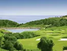 Pole golfowe w Elba Estepona Gran Hotel Thalasso & Spa z widokiem na morze