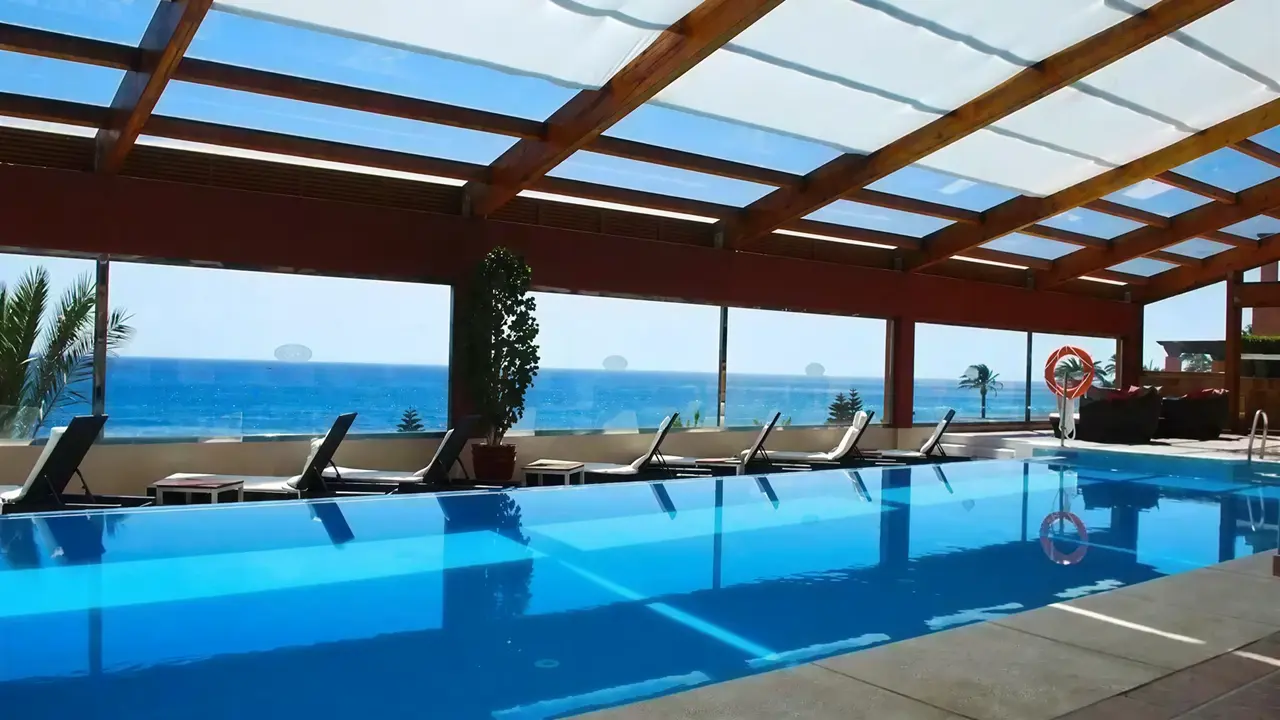 Kryty basen w Elba Estepona Gran Hotel Thalasso & Spa z widokiem na morze