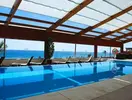 Kryty basen w Elba Estepona Gran Hotel Thalasso & Spa z widokiem na morze