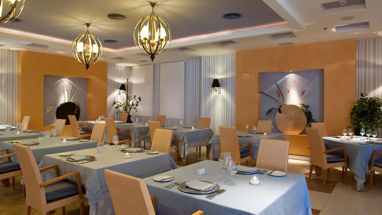 Elegancka restauracja w Elba Estepona Gran Hotel Thalasso & Spa z nakrytymi stołami