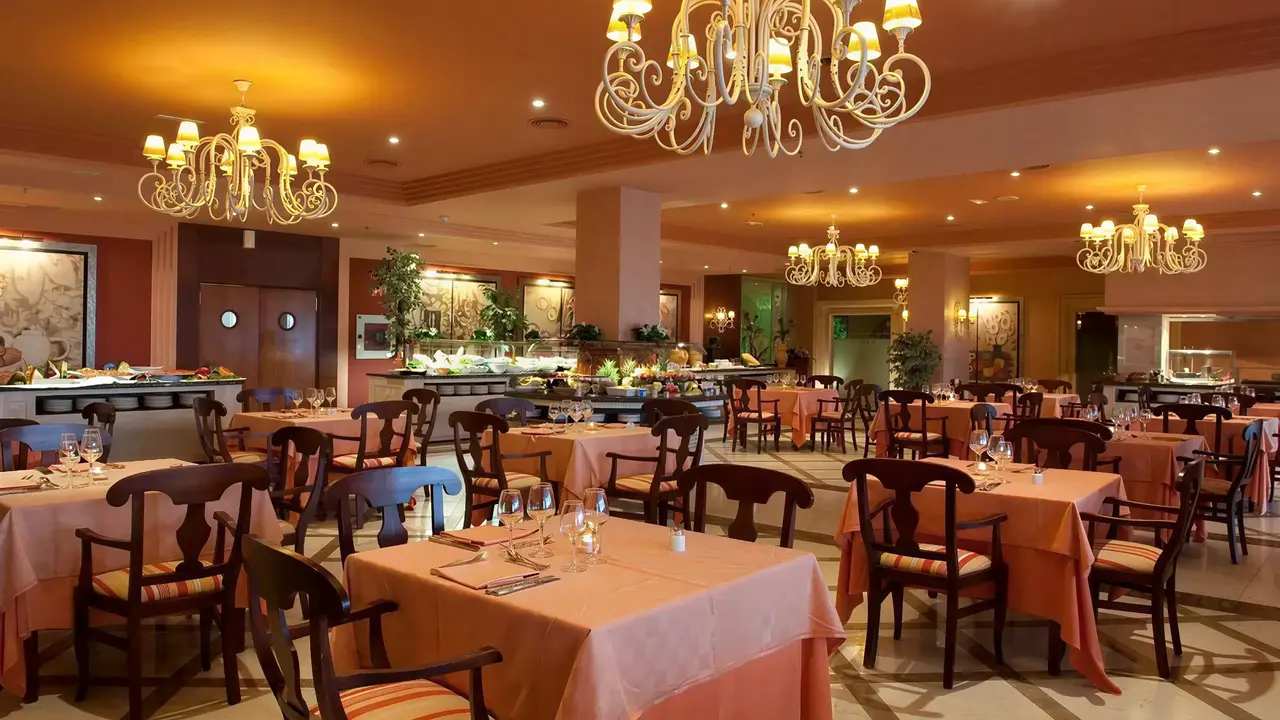 Elegancka restauracja w Elba Estepona Gran Hotel Thalasso & Spa z nakrytymi stołami