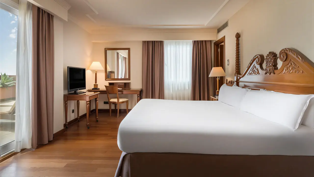 Sypialnia z dużym łóżkiem w Elba Estepona Gran Hotel Thalasso & Spa
