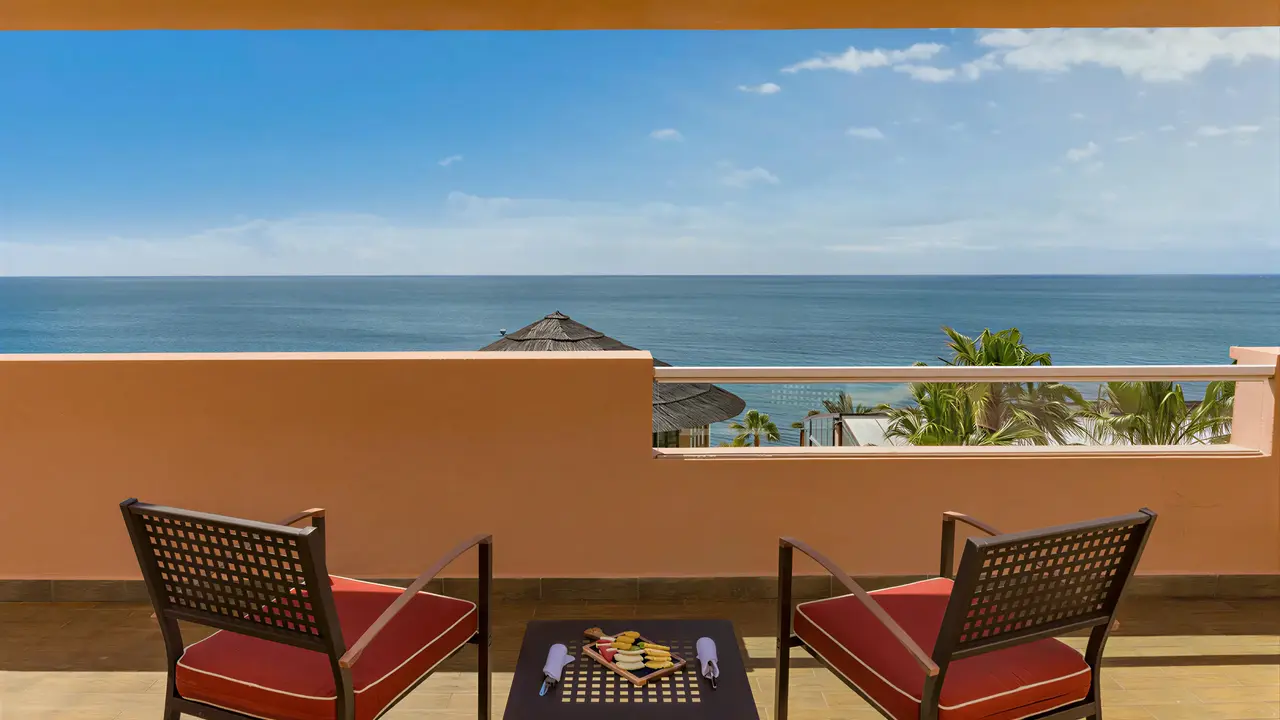 Prywatny taras z widokiem na morze w Elba Estepona Gran Hotel Thalasso & Spa