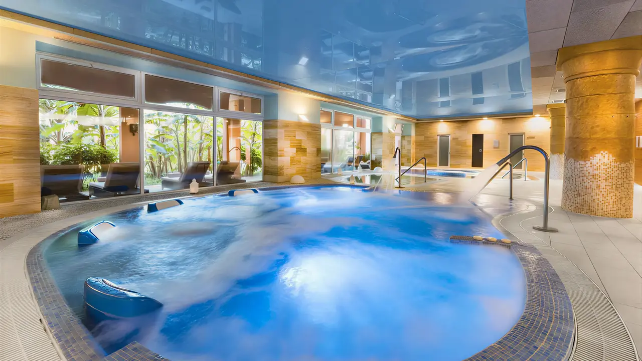 Basen z hydromasażem w obiekcie Elba Estepona Gran Hotel Thalasso & Spa