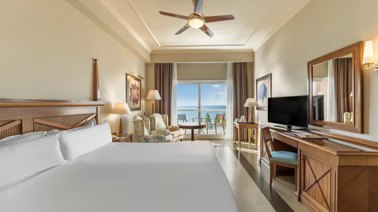 Pokój z łóżkiem w hotelu Elba Estepona Gran Hotel Thalasso & Spa