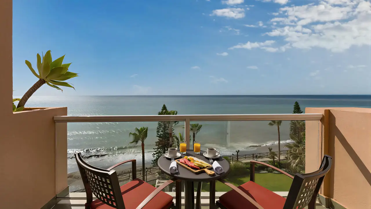 Balkon z widokiem na morze w Elba Estepona Gran Hotel Thalasso & Spa