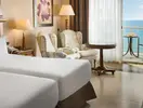 Wnętrze pokoju z łóżkiem w Elba Estepona Gran Hotel Thalasso & Spa