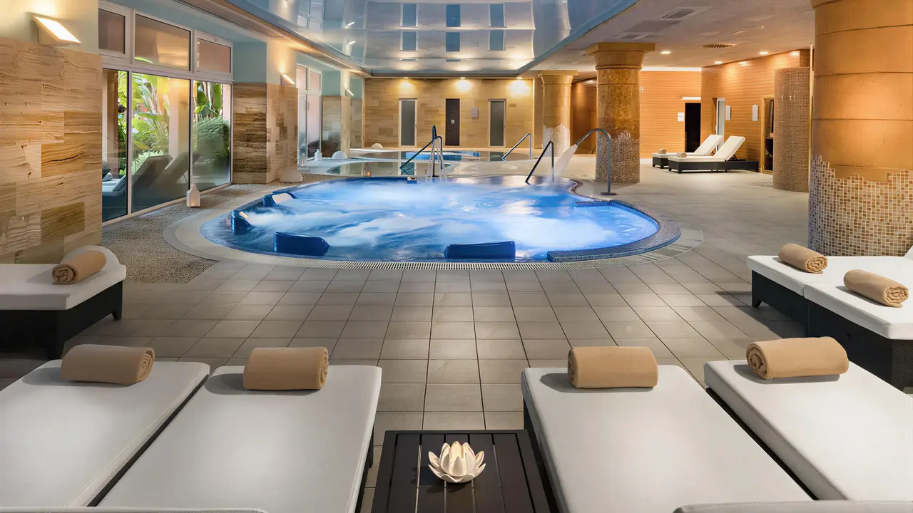Strefa wellness z jacuzzi w Elba Estepona Gran Hotel Thalasso & Spa