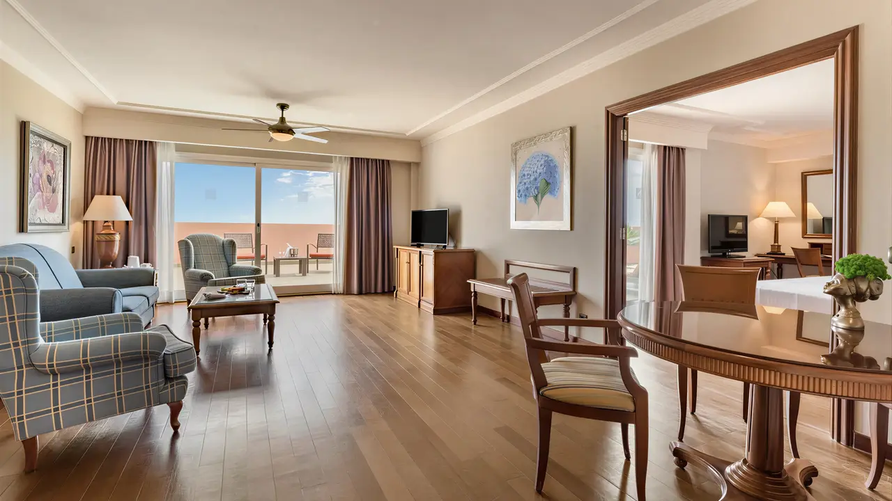 Wnętrze salonu w pokoju hotelowym Elba Estepona Gran Hotel Thalasso & Spa