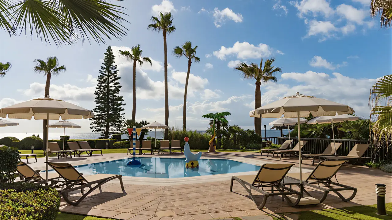 Basen z leżakami w Elba Estepona Gran Hotel Thalasso & Spa