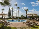 Basen z leżakami w Elba Estepona Gran Hotel Thalasso & Spa