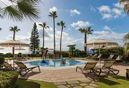 Basen z leżakami w Elba Estepona Gran Hotel Thalasso & Spa