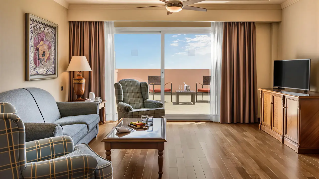 Wnętrze pokoju z salonem w Elba Estepona Gran Hotel Thalasso & Spa