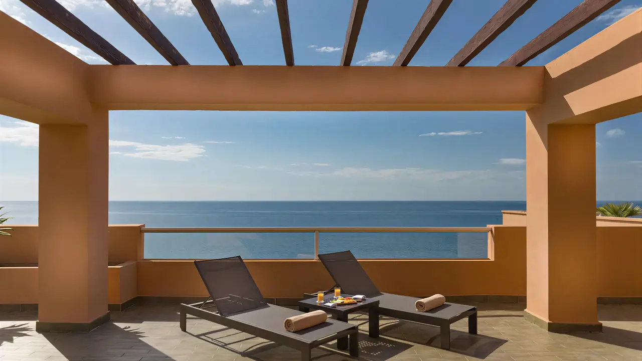 Taras z widokiem na morze w Elba Estepona Gran Hotel Thalasso & Spa