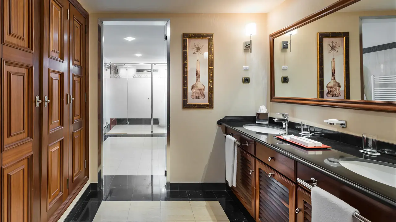 Łazienka w hotelu Elba Estepona Gran Hotel Thalasso & Spa z drewnianymi szafkami