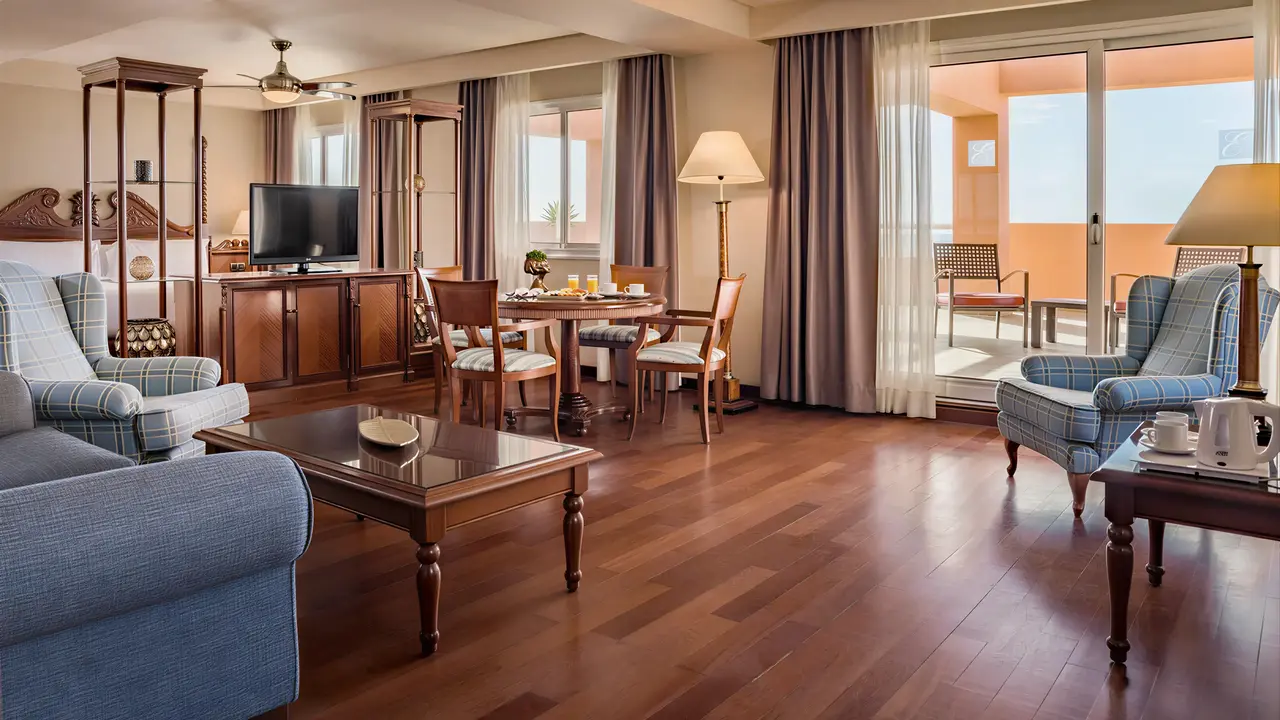 Wnętrze pokoju z salonem w Elba Estepona Gran Hotel Thalasso & Spa