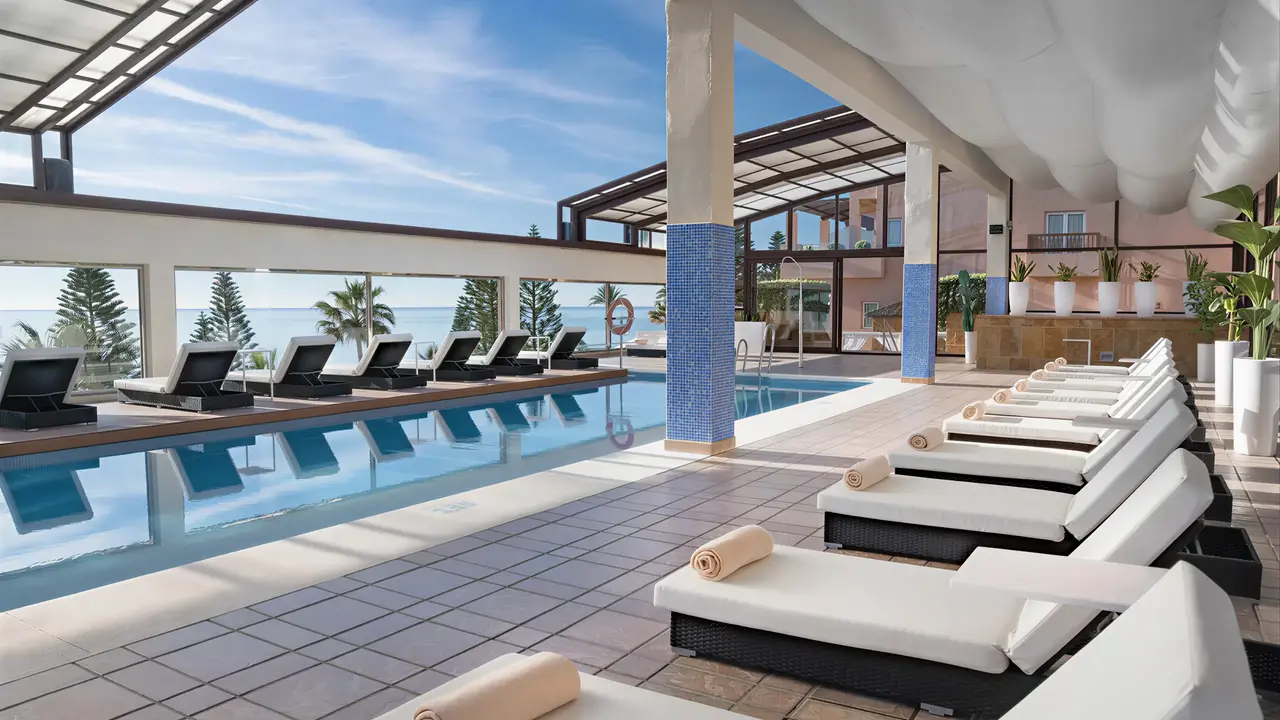 Basen i leżaki w hotelu Elba Estepona Gran Hotel Thalasso & Spa