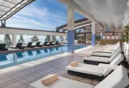 Basen i leżaki w hotelu Elba Estepona Gran Hotel Thalasso & Spa