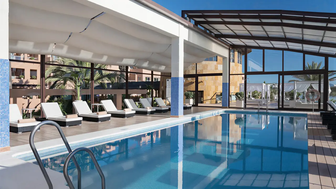 Basen w hotelu Elba Estepona Gran Hotel Thalasso & Spa z leżakami