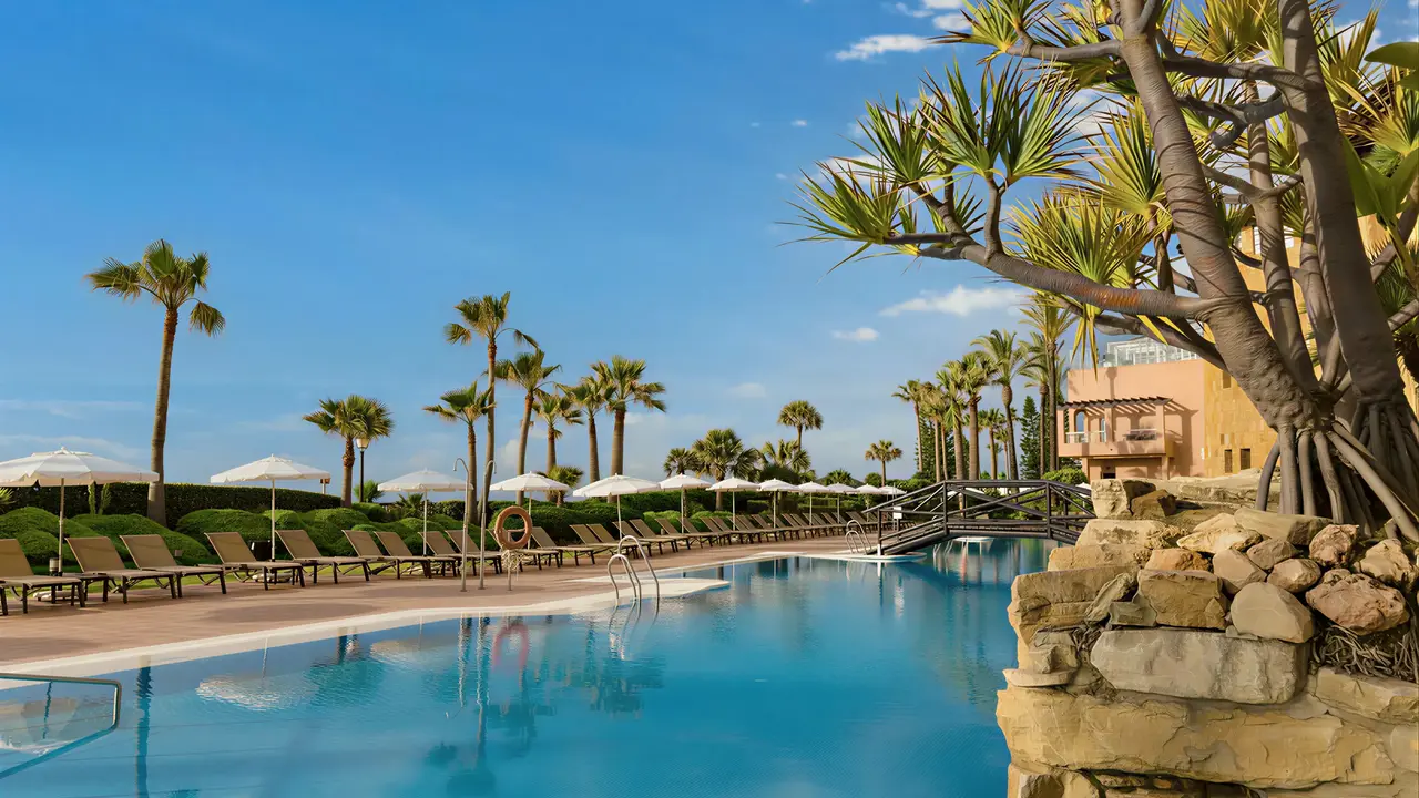 Basen z leżakami w hotelu Elba Estepona Gran Hotel Thalasso & Spa