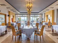 Elegancka restauracja w Elba Estepona Gran Hotel Thalasso & Spa z nakrytymi stołami