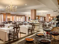 Elegancka restauracja z bufetem w Elba Estepona Gran Hotel Thalasso & Spa