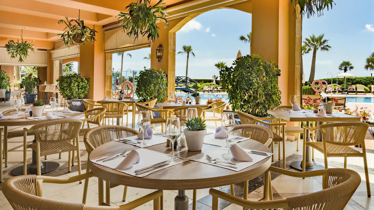 Restauracja w Elba Estepona Gran Hotel Thalasso & Spa z widokiem na basen
