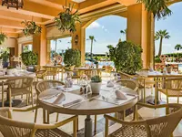 Restauracja w Elba Estepona Gran Hotel Thalasso & Spa z widokiem na basen