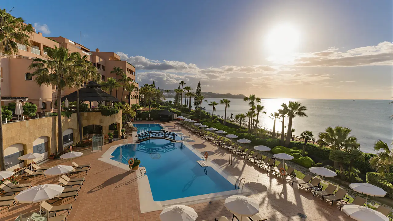 Basen i leżaki w hotelu Elba Estepona Gran Hotel Thalasso & Spa