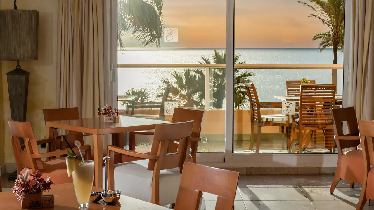 Wnętrze pokoju z widokiem na morze w Elba Estepona Gran Hotel Thalasso & Spa