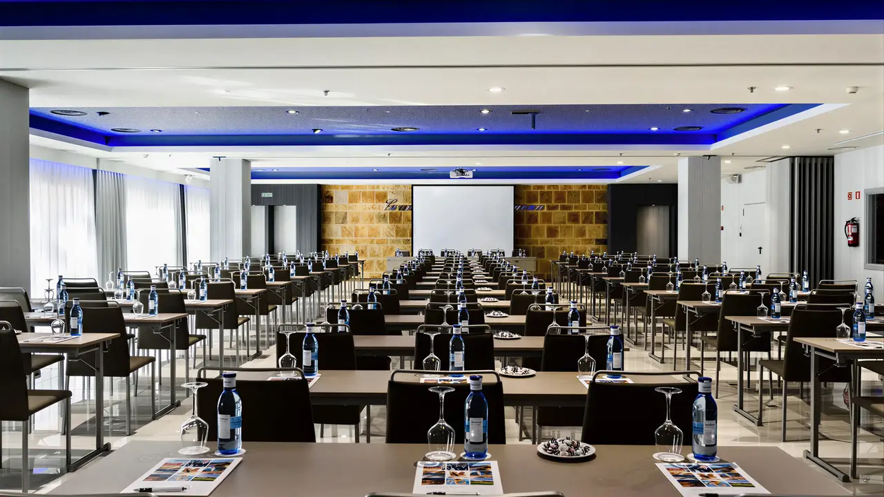 Sala konferencyjna w Elba Estepona Gran Hotel Thalasso & Spa z rzędami stołów