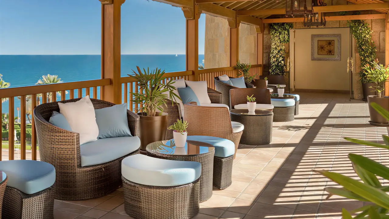 Taras wypoczynkowy z widokiem na morze w Elba Estepona Gran Hotel Thalasso & Spa