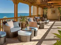 Taras wypoczynkowy z widokiem na morze w Elba Estepona Gran Hotel Thalasso & Spa