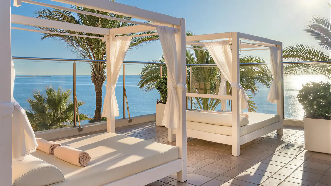 Luksusowe baldachimowe leżaki w Elba Estepona Gran Hotel Thalasso & Spa nad morzem
