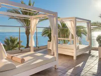 Luksusowe baldachimowe leżaki w Elba Estepona Gran Hotel Thalasso & Spa nad morzem