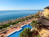 Widok na kompleks Elba Estepona Gran Hotel Thalasso & Spa z basenem i plażą