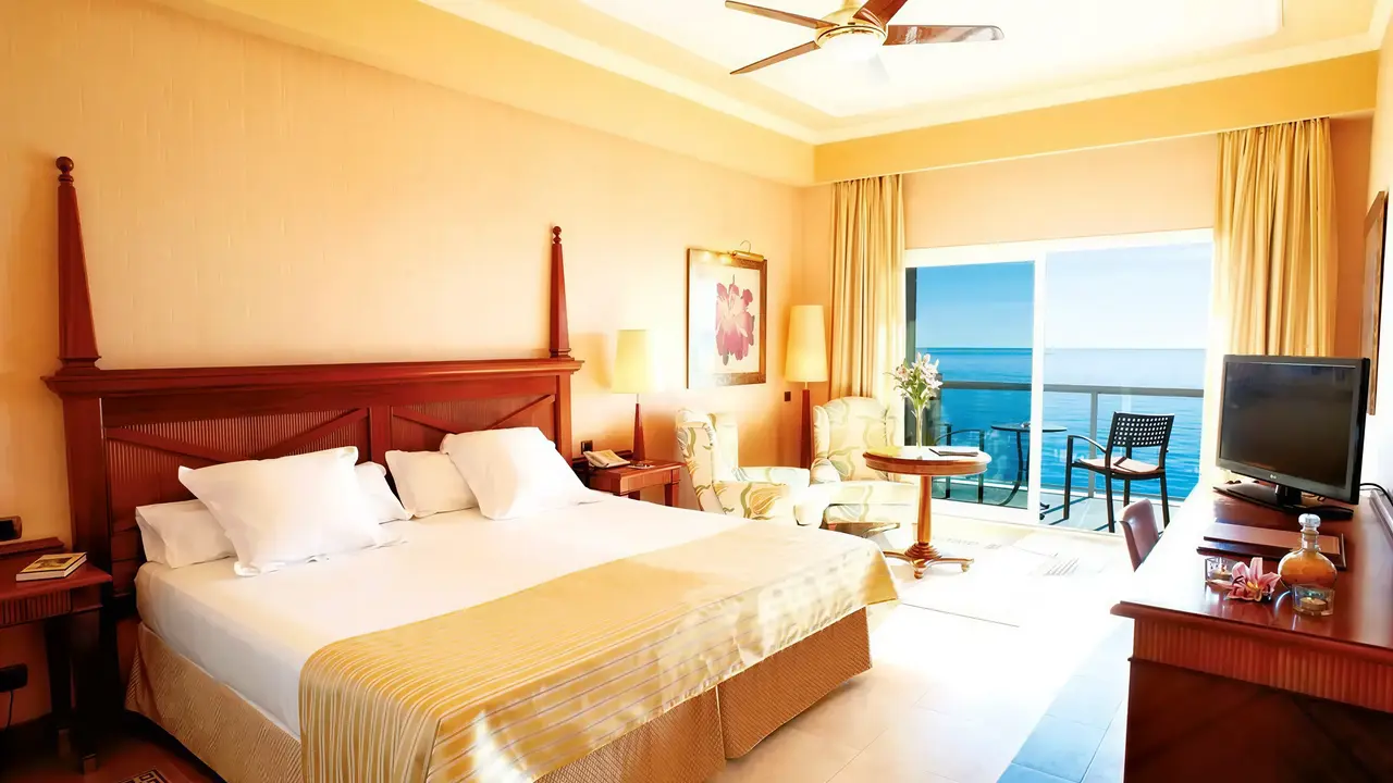 Sypialnia z widokiem na morze w Elba Estepona Gran Hotel Thalasso & Spa