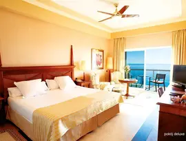 Sypialnia z widokiem na morze w Elba Estepona Gran Hotel Thalasso & Spa