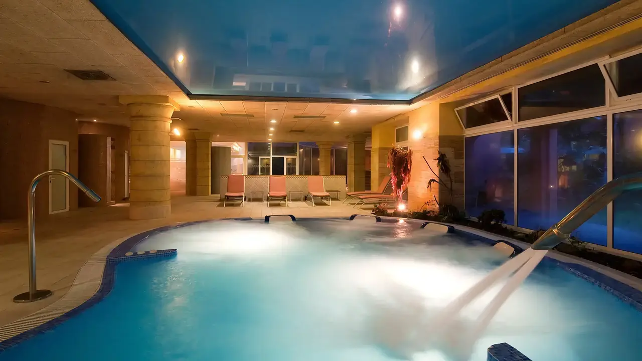 Kryty basen z hydromasażem w Elba Estepona Gran Hotel Thalasso & Spa