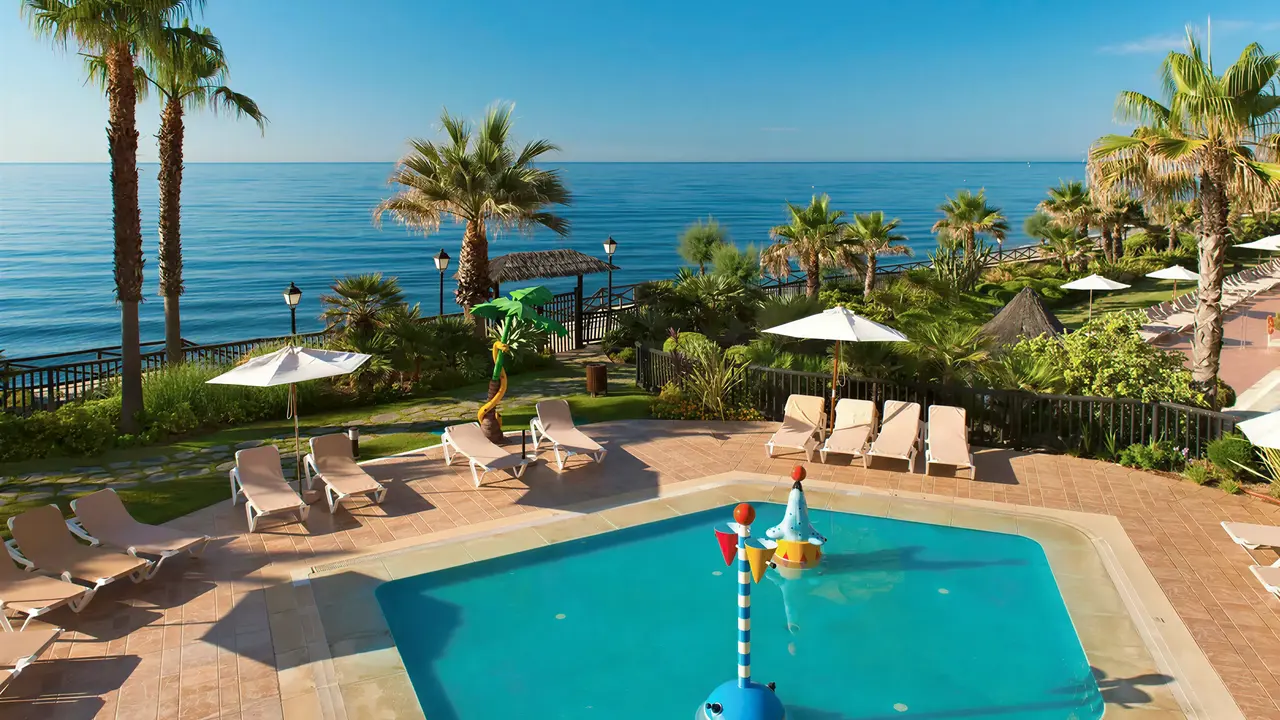 Basen z leżakami w Elba Estepona Gran Hotel Thalasso & Spa nad morzem