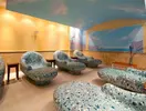 Strefa relaksu z leżankami w Elba Estepona Gran Hotel Thalasso & Spa