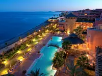 Widok na kompleks Elba Estepona Gran Hotel Thalasso & Spa z basenami