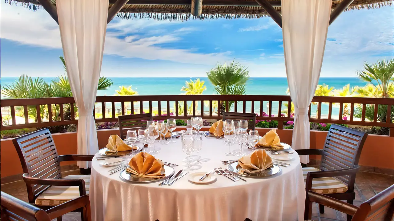 Nakryty stół w restauracji Elba Estepona Gran Hotel Thalasso & Spa z widokiem