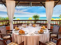 Nakryty stół w restauracji Elba Estepona Gran Hotel Thalasso & Spa z widokiem