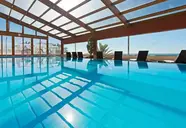 Kryty basen z widokiem w Elba Estepona Gran Hotel Thalasso & Spa